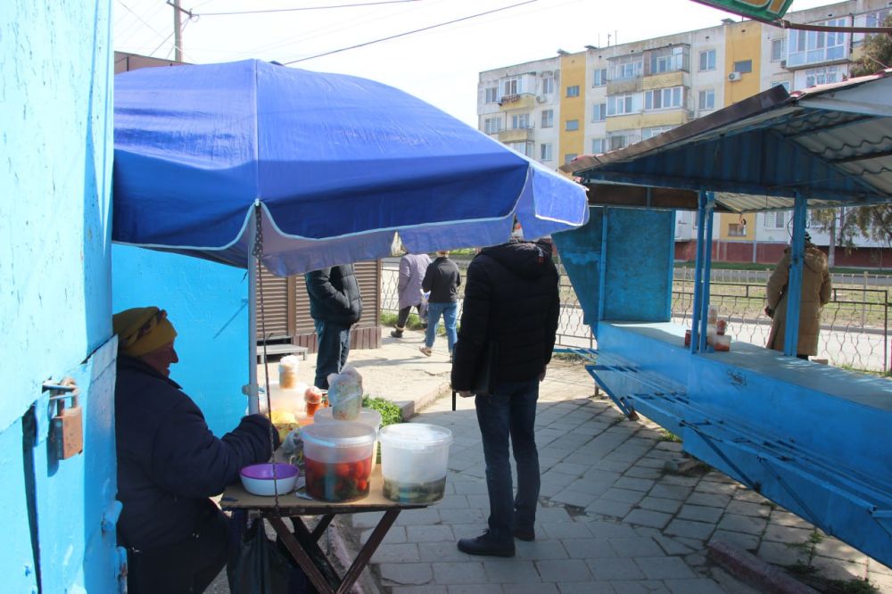 #городские_новости. В Керчи продолжается борьба с незаконной торговлей. Регулярные рейдовые мероприятия проводят сотрудники управления муниципального контроля. Ведется планомерная работы со «стихийщиками» для того, чтобы... #городские_новости. В Керчи продолжается борьба с незаконной торговлей. Регулярные рейдовые мероприятия проводят сотрудники управления муниципального контроля. Ведется планомерная работы со «стихийщиками» для того, чтобы...