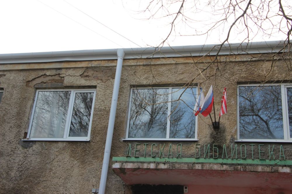 В Керчи завершили капитальный ремонт кровли детской библиотеки В Керчи завершили капитальный ремонт кровли детской библиотеки