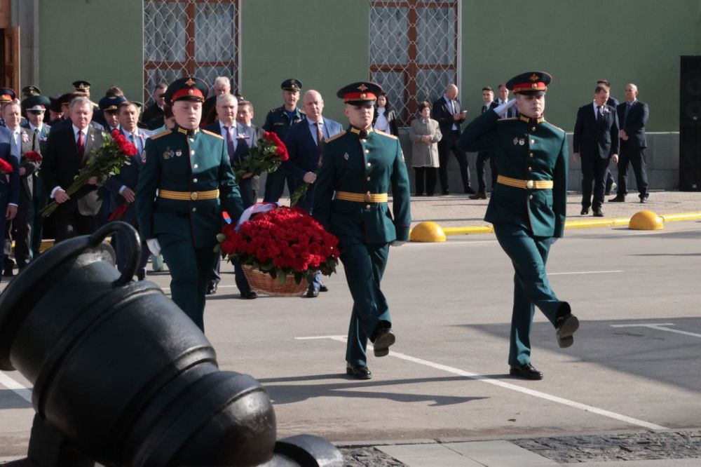 Владимир Константинов: В честь одиннадцатой годовщины Общекрымского референдума и возвращения Крыма в Россию возложили цветы к памятнику «Народному ополчению всех времен» и памятнику Вежливым людям Владимир Константинов: В честь одиннадцатой годовщины Общекрымского референдума и возвращения Крыма в Россию возложили цветы к памятнику «Народному ополчению всех времен» и памятнику Вежливым людям