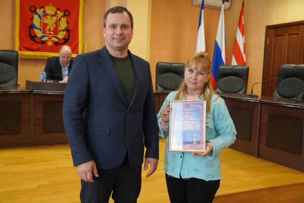 В Керчи наградили сотрудников жилищно-коммунальной сферы В Керчи наградили сотрудников жилищно-коммунальной сферы
