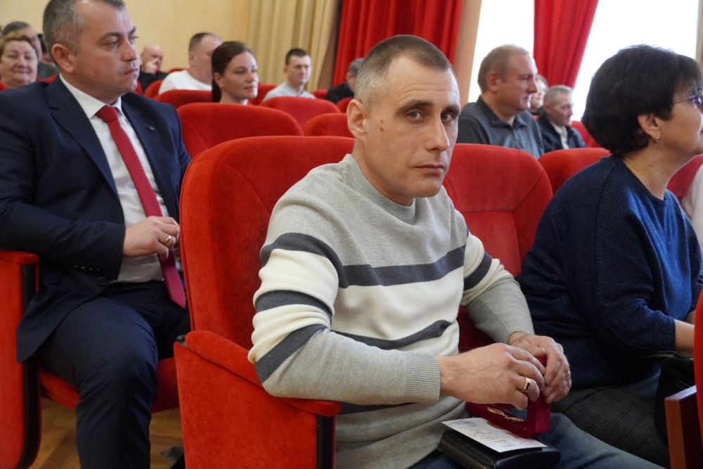 В Керчи наградили сотрудников жилищно-коммунальной сферы В Керчи наградили сотрудников жилищно-коммунальной сферы