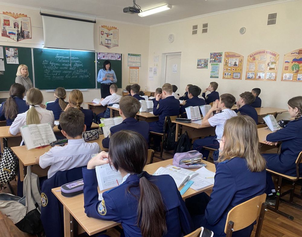 В продолжение мероприятий, посвящённых событиям Крымской весны, Евпаторийский городской отдел ЗАГС провёл тематическую лекцию в учреждении образования, посвященную Дню проведения референдума 2014 года В продолжение мероприятий, посвящённых событиям Крымской весны, Евпаторийский городской отдел ЗАГС провёл тематическую лекцию в учреждении образования, посвященную Дню проведения референдума 2014 года