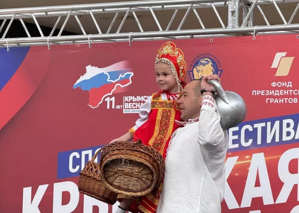 Русские богатыри сражаются в честь Крымской весны Русские богатыри сражаются в честь Крымской весны