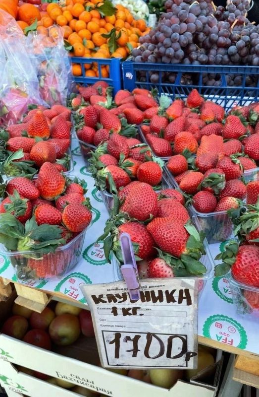 "По цене икры": севастопольцы делятся в социальных сетях снимками с ценами на клубнику и черешню "По цене икры": севастопольцы делятся в социальных сетях снимками с ценами на клубнику и черешню