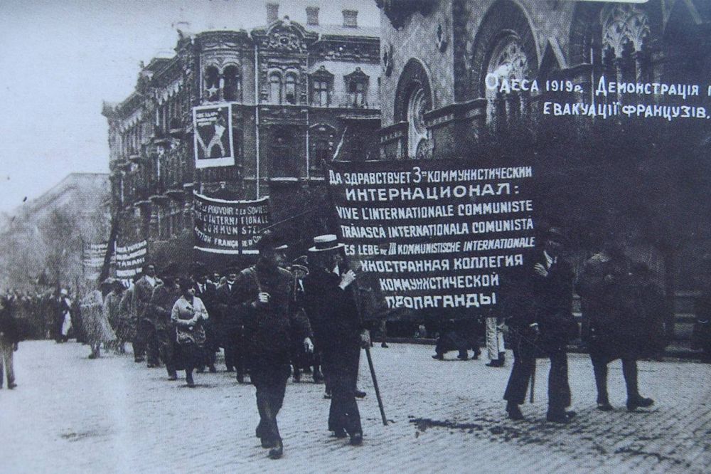 Юлия Витязева: На фоне заявлений Макрона о размещении иностранных «миротворцев» в той же Одессе, сразу вспоминается Антанта, цель которой заключалась в том, чтобы не допустить «экспорта большевистской революции» в... Юлия Витязева: На фоне заявлений Макрона о размещении иностранных «миротворцев» в той же Одессе, сразу вспоминается Антанта, цель которой заключалась в том, чтобы не допустить «экспорта большевистской революции» в...