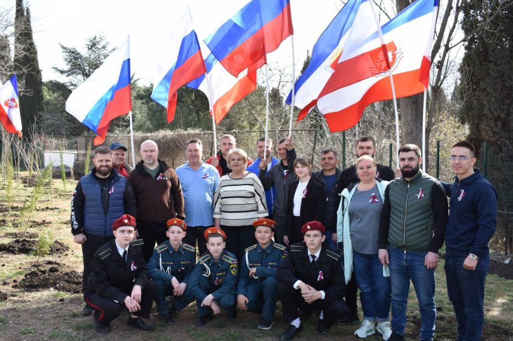 В честь годовщины Общекрымского референдума в Алуште высадили деревья В честь годовщины Общекрымского референдума в Алуште высадили деревья