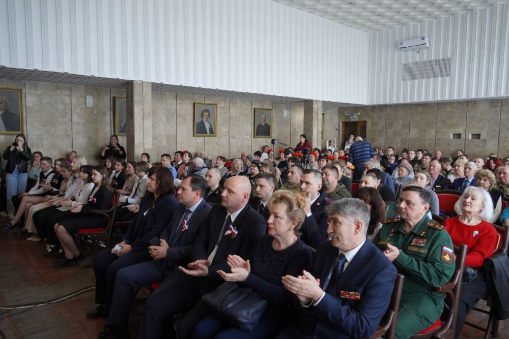 В Керчи прошло торжественное собрание, посвященное Дню воссоединения Крыма с Россией В Керчи прошло торжественное собрание, посвященное Дню воссоединения Крыма с Россией
