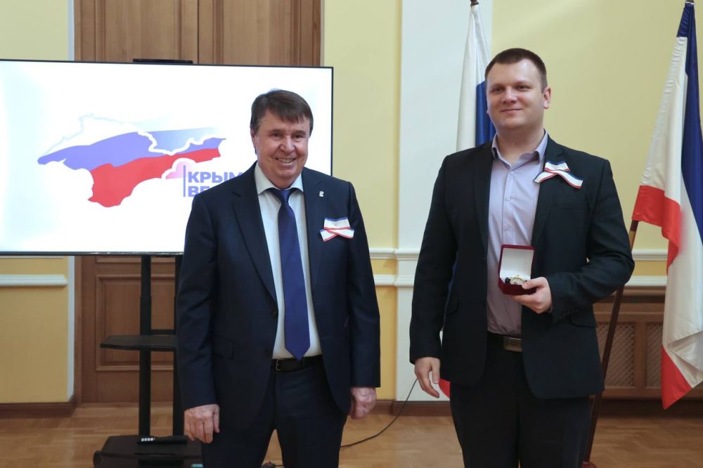 . Накануне Дня воссоединения Крыма с Россией первый заместитель главы крымского парламента Сергей Цеков вручил государственные награды крымчанам за весомый вклад в развитие республики в области образования, науки, спорта... . Накануне Дня воссоединения Крыма с Россией первый заместитель главы крымского парламента Сергей Цеков вручил государственные награды крымчанам за весомый вклад в развитие республики в области образования, науки, спорта...