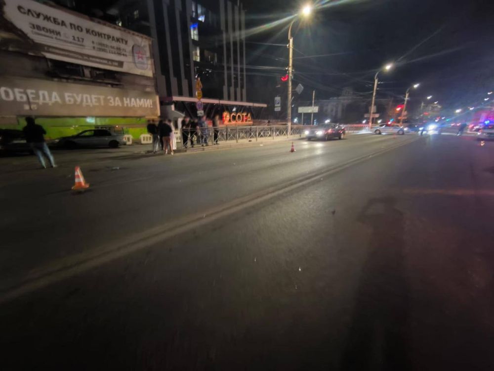 Сотрудники Госавтоинспекции г. Симферополя устанавливают обстоятельства смертельного ДТП