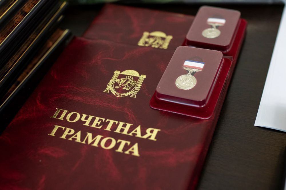 В преддверии Дня воссоединения Крыма с Россией в крымской столице прошла торжественная церемония награждения представителей трудовых коллективов города, сотрудников полиции, волонтеров и муниципальных служащих В преддверии Дня воссоединения Крыма с Россией в крымской столице прошла торжественная церемония награждения представителей трудовых коллективов города, сотрудников полиции, волонтеров и муниципальных служащих