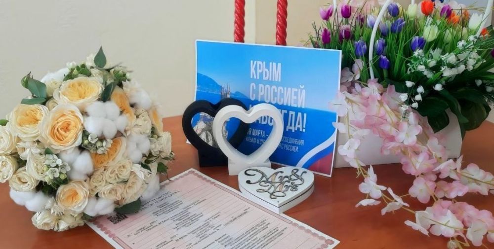 В канун праздника дня Воссоединения Крыма с Россией, в зале торжественных событий Ленинского районного отдела ЗАГС проведена торжественная регистрация брака Ивана Попович и Анны Лукьянченко В канун праздника дня Воссоединения Крыма с Россией, в зале торжественных событий Ленинского районного отдела ЗАГС проведена торжественная регистрация брака Ивана Попович и Анны Лукьянченко