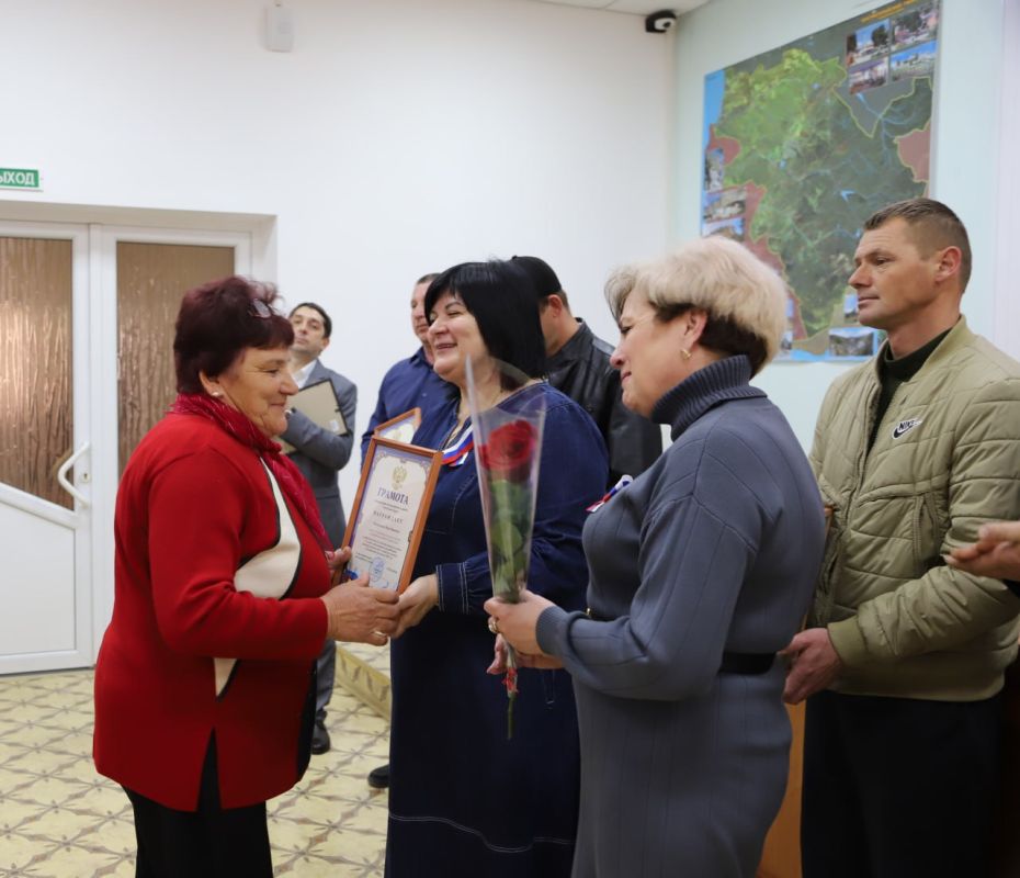Анжелика Ястребова: В администрации Бахчисарайского района наградили работников жилищно-коммунального хозяйства и бытового обслуживания населения к профессиональному празднику Анжелика Ястребова: В администрации Бахчисарайского района наградили работников жилищно-коммунального хозяйства и бытового обслуживания населения к профессиональному празднику