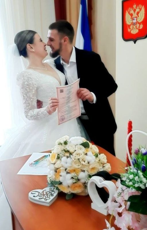 В канун праздника дня Воссоединения Крыма с Россией, в зале торжественных событий Ленинского районного отдела ЗАГС проведена торжественная регистрация брака Ивана Попович и Анны Лукьянченко В канун праздника дня Воссоединения Крыма с Россией, в зале торжественных событий Ленинского районного отдела ЗАГС проведена торжественная регистрация брака Ивана Попович и Анны Лукьянченко