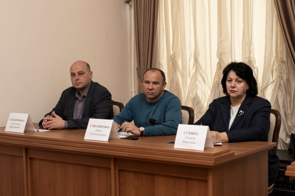 В Симферополе состоялось оперативно-хозяйственное совещание, в ходе которого руководители структурных подразделений отчитались о проделанной работе В Симферополе состоялось оперативно-хозяйственное совещание, в ходе которого руководители структурных подразделений отчитались о проделанной работе