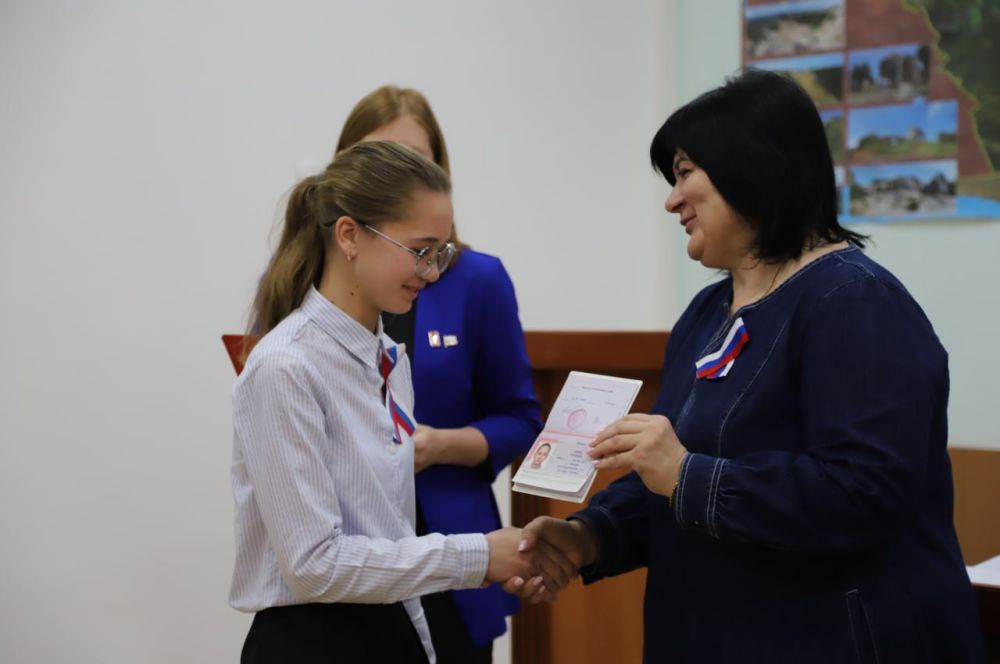 Анжелика Ястребова: В администрации Бахчисарайского района в преддверии Дня присоединения Республики Крым к Российской Федерации состоялось торжественное вручение паспортов Российской Федерации активистам и участникам... Анжелика Ястребова: В администрации Бахчисарайского района в преддверии Дня присоединения Республики Крым к Российской Федерации состоялось торжественное вручение паспортов Российской Федерации активистам и участникам...