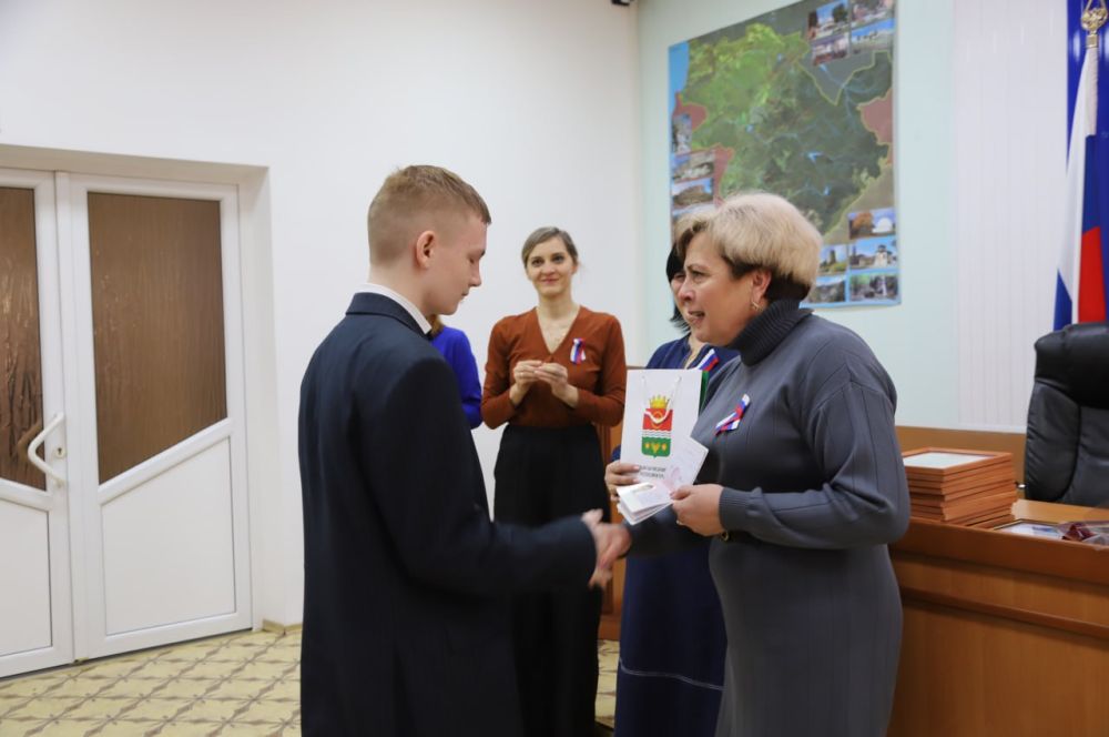 Анжелика Ястребова: В администрации Бахчисарайского района в преддверии Дня присоединения Республики Крым к Российской Федерации состоялось торжественное вручение паспортов Российской Федерации активистам и участникам... Анжелика Ястребова: В администрации Бахчисарайского района в преддверии Дня присоединения Республики Крым к Российской Федерации состоялось торжественное вручение паспортов Российской Федерации активистам и участникам...