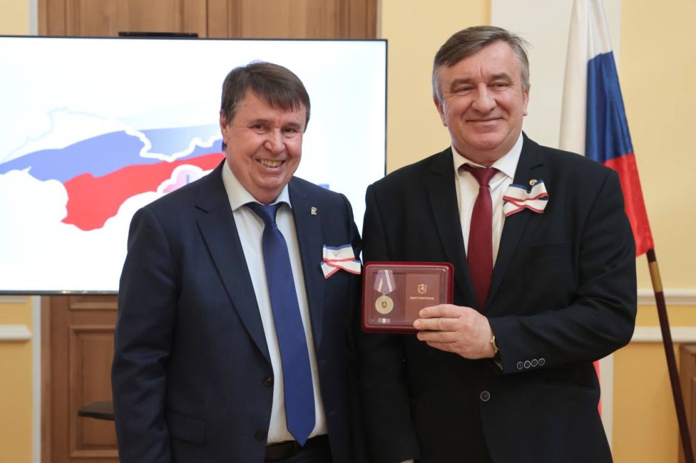 . Накануне Дня воссоединения Крыма с Россией первый заместитель главы крымского парламента Сергей Цеков вручил государственные награды крымчанам за весомый вклад в развитие республики в области образования, науки, спорта... . Накануне Дня воссоединения Крыма с Россией первый заместитель главы крымского парламента Сергей Цеков вручил государственные награды крымчанам за весомый вклад в развитие республики в области образования, науки, спорта...
