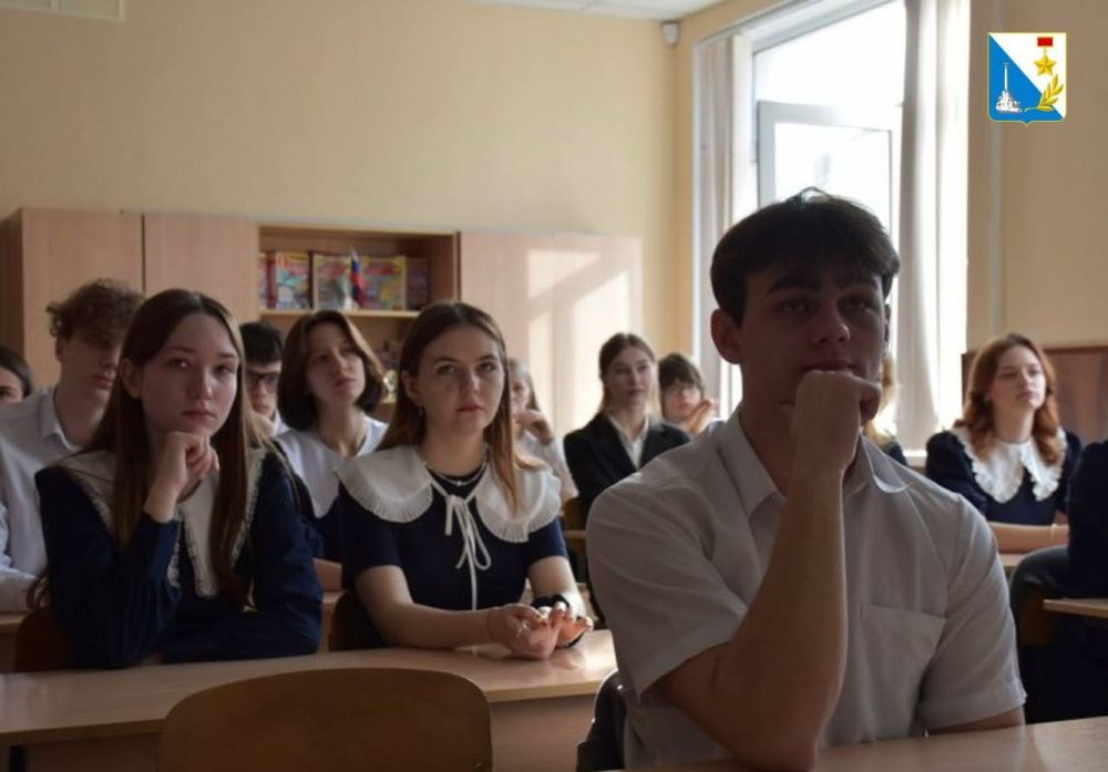 Ученикам гимназии № 8 рассказали о событиях Русской весны во время занятия «Разговоры о важном» Ученикам гимназии № 8 рассказали о событиях Русской весны во время занятия «Разговоры о важном»