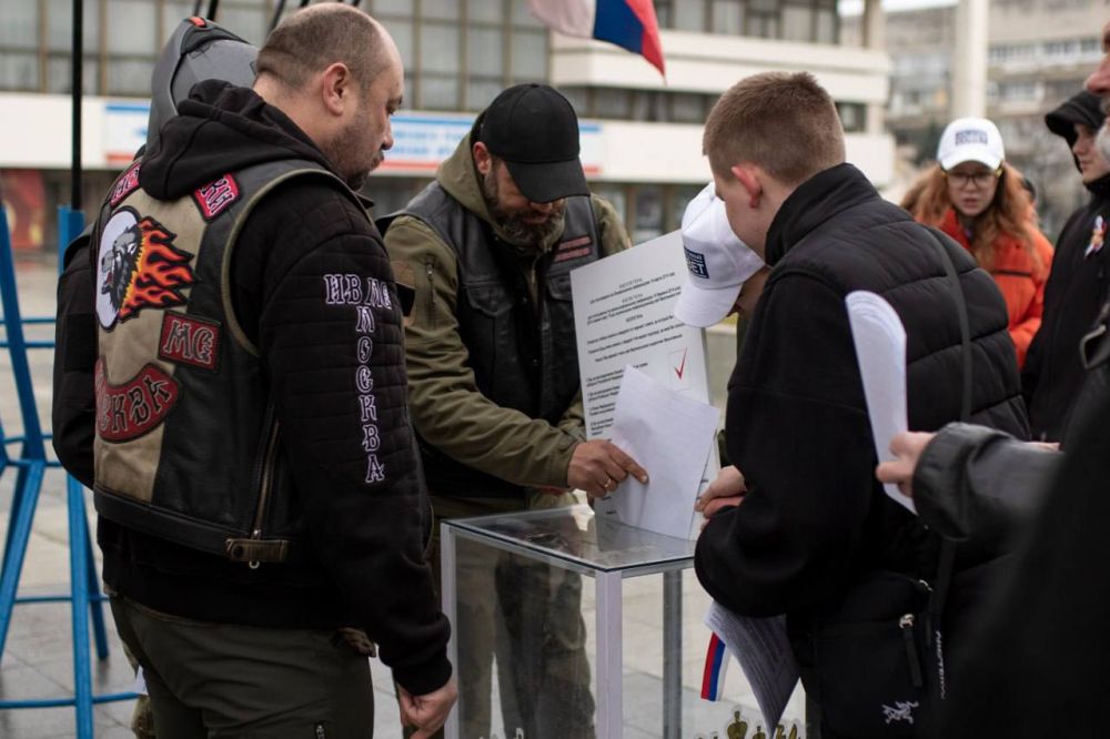 В Симферополе прошла патриотическая акция в честь 11-й годовщины Общекрымского референдума 2014 года и воссоединения Крыма с Россией В Симферополе прошла патриотическая акция в честь 11-й годовщины Общекрымского референдума 2014 года и воссоединения Крыма с Россией