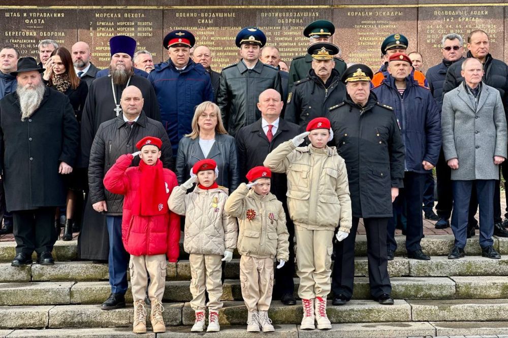 Владимир Немцев: Традиционно в этот праздничный день возложили цветы к мемориалу героической обороны Севастополя 1941-1942 гг. вместе с Губернатором Севастополя Михаилом Развожаевым, председателем ЦИК России Эллой... Владимир Немцев: Традиционно в этот праздничный день возложили цветы к мемориалу героической обороны Севастополя 1941-1942 гг. вместе с Губернатором Севастополя Михаилом Развожаевым, председателем ЦИК России Эллой...