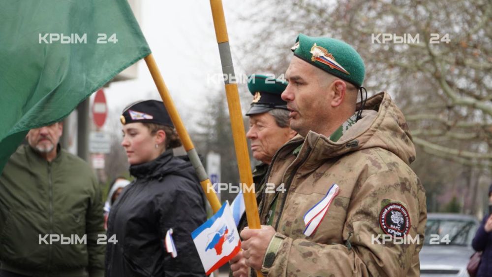 В Симферополе пограничники возложили цветы к памятнику Вежливым людям В Симферополе пограничники возложили цветы к памятнику Вежливым людям