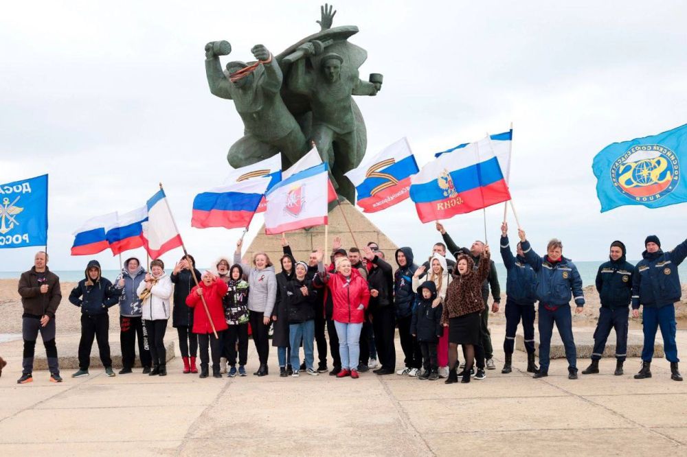 В День воссоединения Крыма с Россией в Евпатории состоялся традиционный автопробег В День воссоединения Крыма с Россией в Евпатории состоялся традиционный автопробег