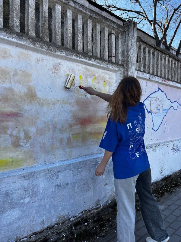 Александр Дудинов: В преддверии праздника Дня воссоединения Крыма с Россией молодежь Черноморского района украсили улицы посёлка Черноморское символичными рисунками Александр Дудинов: В преддверии праздника Дня воссоединения Крыма с Россией молодежь Черноморского района украсили улицы посёлка Черноморское символичными рисунками