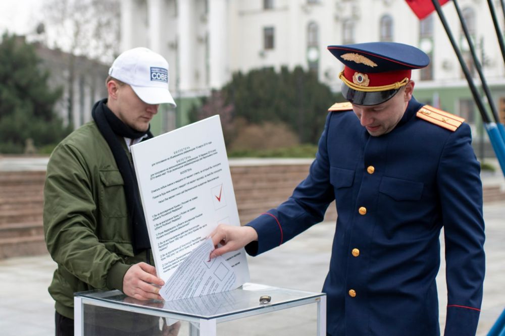 На главной площади крымской столицы состоялась патриотическая акция в честь 11-й годовщины Общекрымского референдума 2014 года и воссоединения Крыма с Россией На главной площади крымской столицы состоялась патриотическая акция в честь 11-й годовщины Общекрымского референдума 2014 года и воссоединения Крыма с Россией