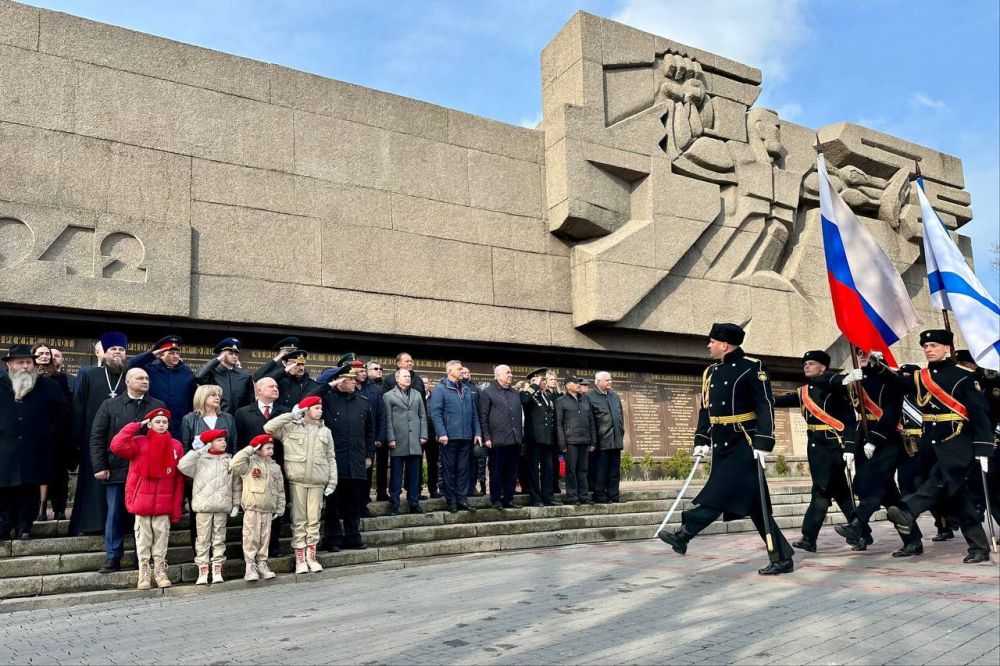 Владимир Немцев: Традиционно в этот праздничный день возложили цветы к мемориалу героической обороны Севастополя 1941-1942 гг. вместе с Губернатором Севастополя Михаилом Развожаевым, председателем ЦИК России Эллой... Владимир Немцев: Традиционно в этот праздничный день возложили цветы к мемориалу героической обороны Севастополя 1941-1942 гг. вместе с Губернатором Севастополя Михаилом Развожаевым, председателем ЦИК России Эллой...