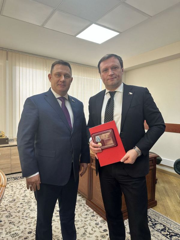 Юрий Нестеренко: Вручил председателю комитета по строительству и ЖКХ Государственной Думы Сергею Александровичу Пахомову и председателю комиссии ГД по регламенту и обеспечению деятельности Виктору Витальевичу Пинскому... Юрий Нестеренко: Вручил председателю комитета по строительству и ЖКХ Государственной Думы Сергею Александровичу Пахомову и председателю комиссии ГД по регламенту и обеспечению деятельности Виктору Витальевичу Пинскому...