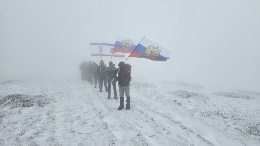 Сотрудники алуштинского аварийно-спасательного отряда «КРЫМ-СПАС» подняли флаг России на горе Эклизи-Бурун – западной вершине Чатыр-Дага Сотрудники алуштинского аварийно-спасательного отряда «КРЫМ-СПАС» подняли флаг России на горе Эклизи-Бурун – западной вершине Чатыр-Дага