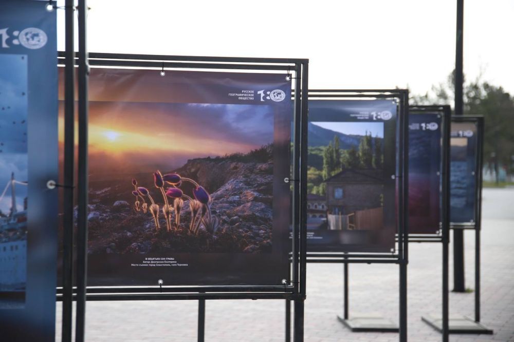 В Бахчисарае открылась фотовыставка в честь 11-й годовщины воссоединения Крыма с Россией В Бахчисарае открылась фотовыставка в честь 11-й годовщины воссоединения Крыма с Россией