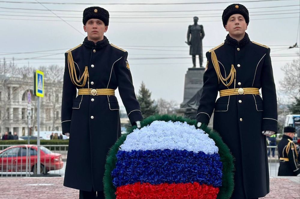 Владимир Немцев: Традиционно в этот праздничный день возложили цветы к мемориалу героической обороны Севастополя 1941-1942 гг. вместе с Губернатором Севастополя Михаилом Развожаевым, председателем ЦИК России Эллой... Владимир Немцев: Традиционно в этот праздничный день возложили цветы к мемориалу героической обороны Севастополя 1941-1942 гг. вместе с Губернатором Севастополя Михаилом Развожаевым, председателем ЦИК России Эллой...