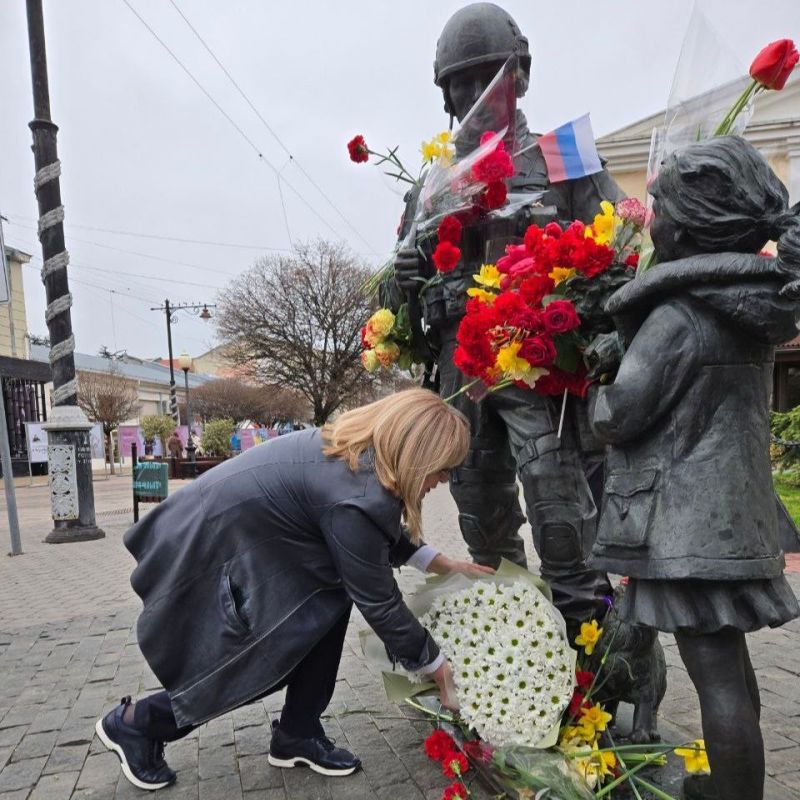 В годовщину Русской весны Элла Памфилова встретилась в Симферополе с главой Крыма Сергеем Аксеновым и поблагодарила руководителя региона за внимание к избирательной системе Республики, а также обсудила дальнейшие шаги по ее... В годовщину Русской весны Элла Памфилова встретилась в Симферополе с главой Крыма Сергеем Аксеновым и поблагодарила руководителя региона за внимание к избирательной системе Республики, а также обсудила дальнейшие шаги по ее...