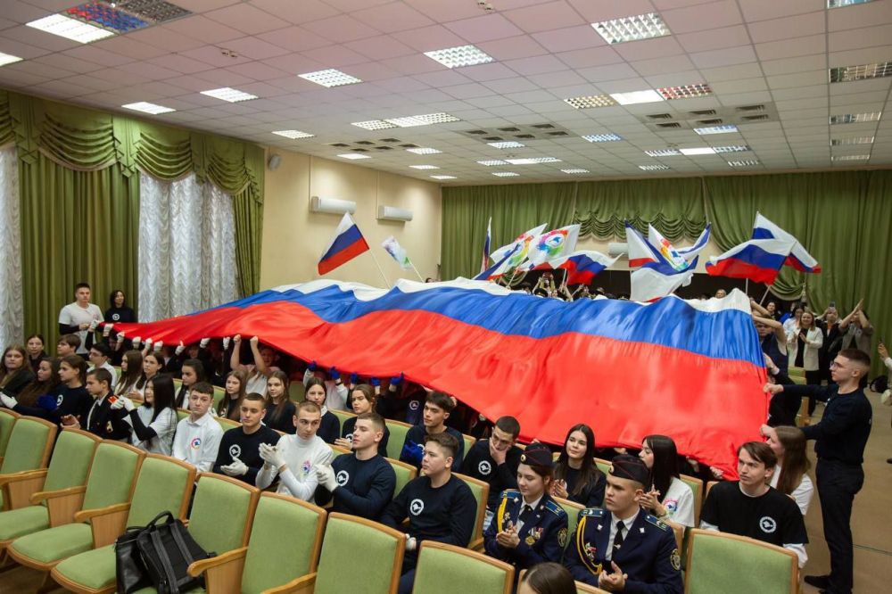 Ученическое самоуправление Республики Крым поздравляет всех крымчан с 11-й годовщиной воссоединения Крыма с Россией Ученическое самоуправление Республики Крым поздравляет всех крымчан с 11-й годовщиной воссоединения Крыма с Россией