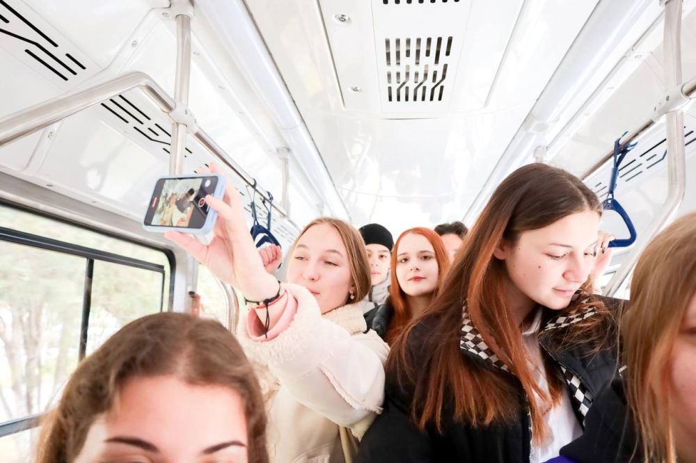 Сегодня крымская молодежь превратила обычную поездку в общественном транспорте в настоящий праздник Сегодня крымская молодежь превратила обычную поездку в общественном транспорте в настоящий праздник