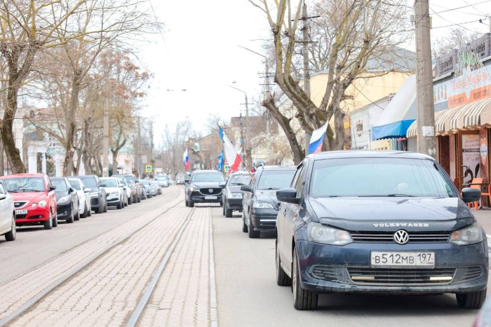 В День воссоединения Крыма с Россией в Евпатории состоялся традиционный автопробег В День воссоединения Крыма с Россией в Евпатории состоялся традиционный автопробег