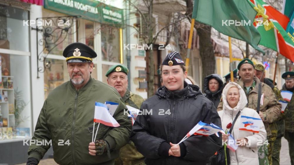 В Симферополе пограничники возложили цветы к памятнику Вежливым людям В Симферополе пограничники возложили цветы к памятнику Вежливым людям