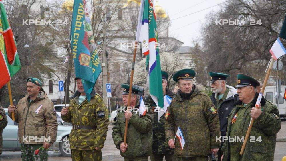 В Симферополе пограничники возложили цветы к памятнику Вежливым людям В Симферополе пограничники возложили цветы к памятнику Вежливым людям