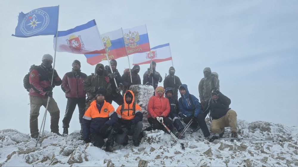Сотрудники алуштинского аварийно-спасательного отряда «КРЫМ-СПАС» подняли флаг России на горе Эклизи-Бурун – западной вершине Чатыр-Дага Сотрудники алуштинского аварийно-спасательного отряда «КРЫМ-СПАС» подняли флаг России на горе Эклизи-Бурун – западной вершине Чатыр-Дага