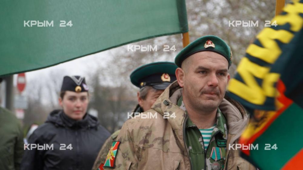 В Симферополе пограничники возложили цветы к памятнику Вежливым людям В Симферополе пограничники возложили цветы к памятнику Вежливым людям