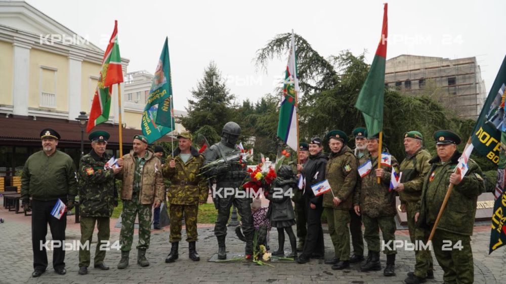 В Симферополе пограничники возложили цветы к памятнику Вежливым людям В Симферополе пограничники возложили цветы к памятнику Вежливым людям