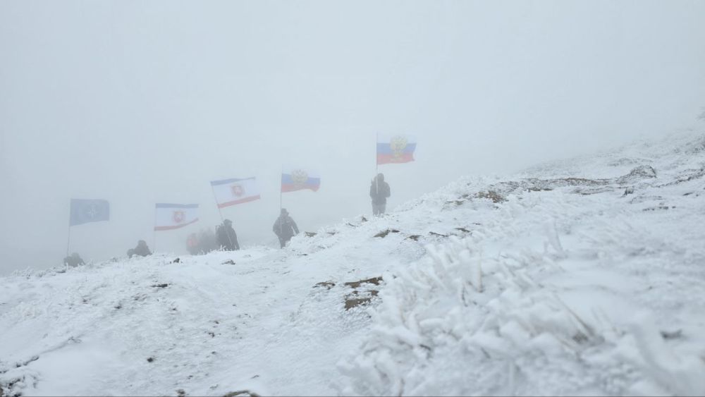 Сотрудники алуштинского аварийно-спасательного отряда «КРЫМ-СПАС» подняли флаг России на горе Эклизи-Бурун – западной вершине Чатыр-Дага Сотрудники алуштинского аварийно-спасательного отряда «КРЫМ-СПАС» подняли флаг России на горе Эклизи-Бурун – западной вершине Чатыр-Дага