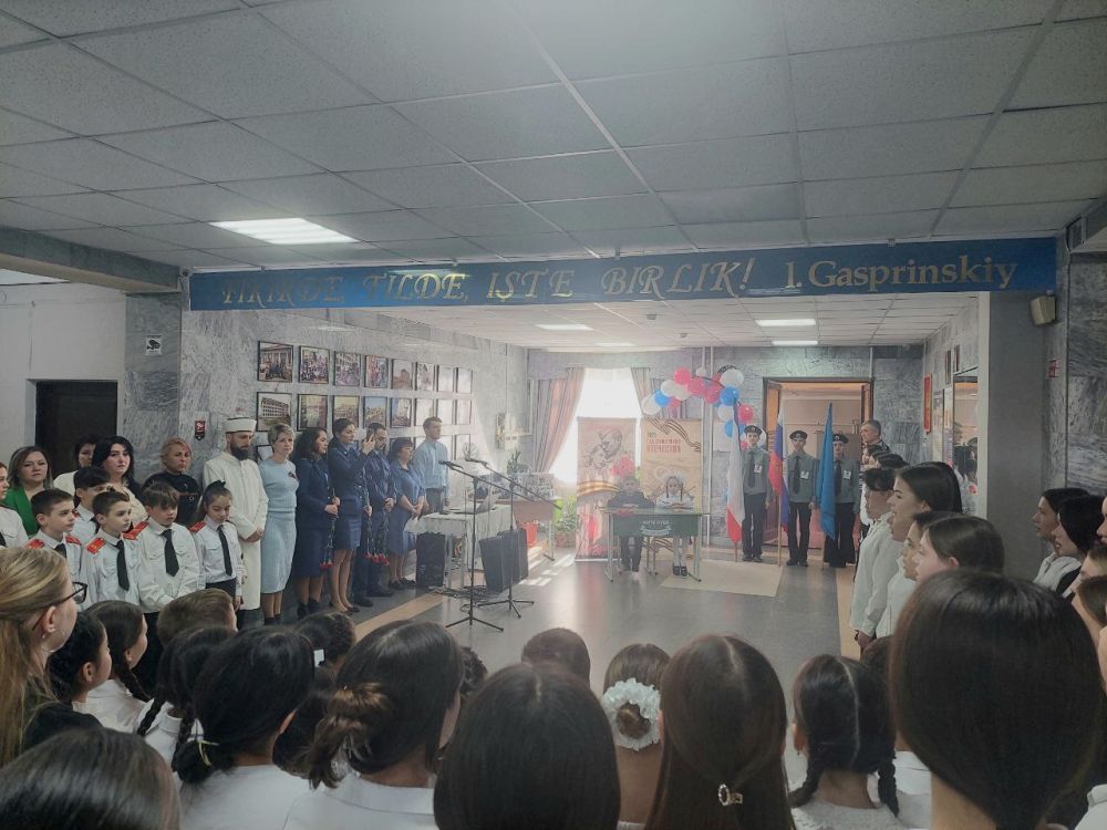 В школе № 42 имени Эшрефа Шемьи-заде открыли "Парту Героя" в честь бойца спецоперации Зенура Абдуразакова В школе № 42 имени Эшрефа Шемьи-заде открыли "Парту Героя" в честь бойца спецоперации Зенура Абдуразакова