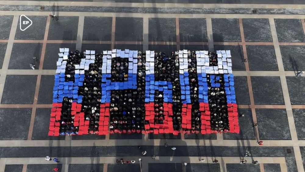 «Молодая Гвардия Единой России» и «Волонтёрская Рота» вчера провели акции в честь 11-летия воссоединения Крыма с Россией «Молодая Гвардия Единой России» и «Волонтёрская Рота» вчера провели акции в честь 11-летия воссоединения Крыма с Россией