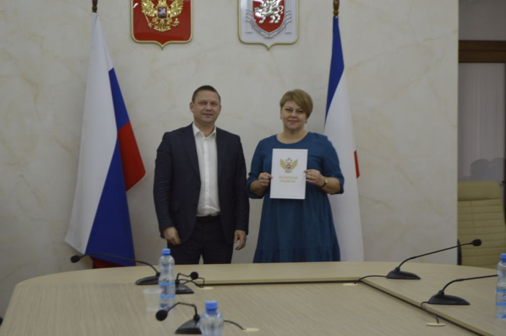 В Министерстве образования, науки и молодежи Республики Крым состоялось награждение педагогов и сотрудников образовательных учреждений, приуроченное к Дню воссоединения Крыма с Россией В Министерстве образования, науки и молодежи Республики Крым состоялось награждение педагогов и сотрудников образовательных учреждений, приуроченное к Дню воссоединения Крыма с Россией