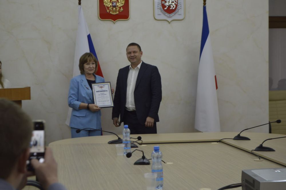 В Министерстве образования, науки и молодежи Республики Крым состоялось награждение педагогов и сотрудников образовательных учреждений, приуроченное к Дню воссоединения Крыма с Россией В Министерстве образования, науки и молодежи Республики Крым состоялось награждение педагогов и сотрудников образовательных учреждений, приуроченное к Дню воссоединения Крыма с Россией