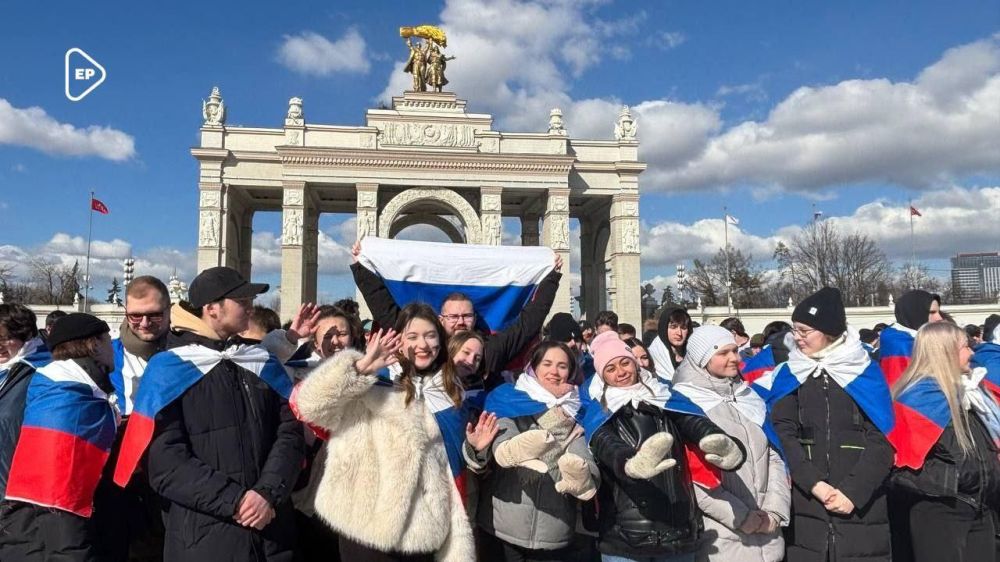 «Молодая Гвардия Единой России» и «Волонтёрская Рота» вчера провели акции в честь 11-летия воссоединения Крыма с Россией «Молодая Гвардия Единой России» и «Волонтёрская Рота» вчера провели акции в честь 11-летия воссоединения Крыма с Россией