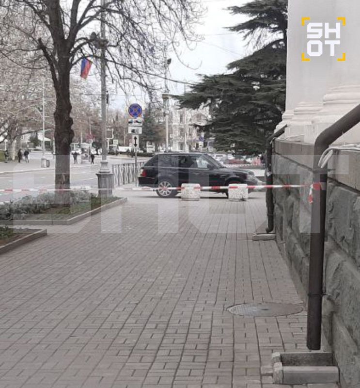 Подозрительный свёрток, прикрепленный под машиной Рендж Ровер, нашли у здания Законодательного собрания Севастополя Подозрительный свёрток, прикрепленный под машиной Рендж Ровер, нашли у здания Законодательного собрания Севастополя