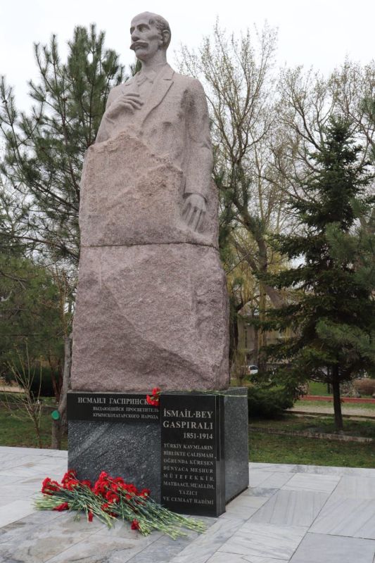 В Симферополе прошла церемония возложения цветов, посвященная 174-годовщине со дня рождения Исмаила Гаспринского В Симферополе прошла церемония возложения цветов, посвященная 174-годовщине со дня рождения Исмаила Гаспринского